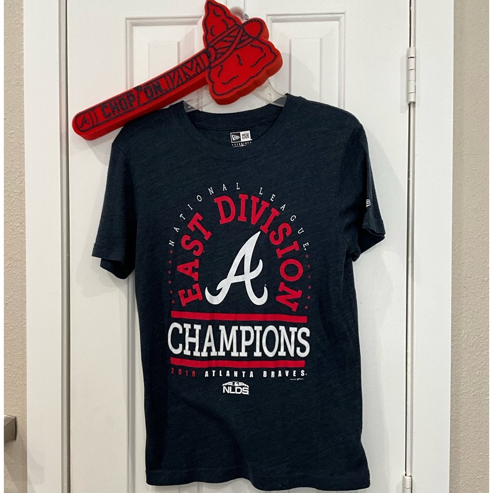NEW ERA ⚾️ATLANTA ⚾️BRAVES MLB EAST DIVISION CHAMPS TEE. SMALL. NAVY HEATHER.